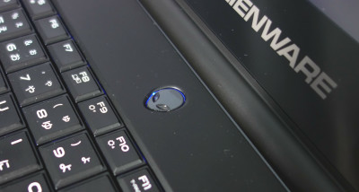 「ALIENWARE 17」の電源ボタンは、キーボードの上の中央部分にあり、エイリアン