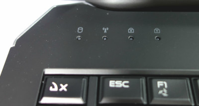 キーボードの右上の部分には、HDDへのアクセスや、通信状態などを示すインジケーターが用意されており、PCの現在