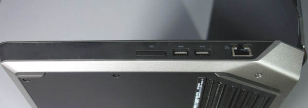 「ALIENWARE 17」の本体の向かって右側の側面は、上のようになっており、画像の左から、SDカード