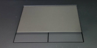 キーボードの手前の部分には、タッチパッドが用意されており、マウスのボタン代わりに使えるボタン