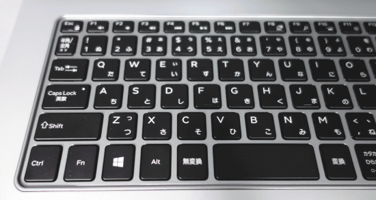 「DELL Inspiron 13 7000シリーズ 2 in 1」のキーボードは、アイソレーション（浮き石型）のタイプで、現在のパソコンの標準的なキーボード