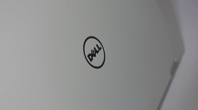 「DELL Inspiron 13 7000シリーズ 2 in 1」の全体的なデザインとしては、天板に「DELL」のロゴが刻まれたシンプルなもの