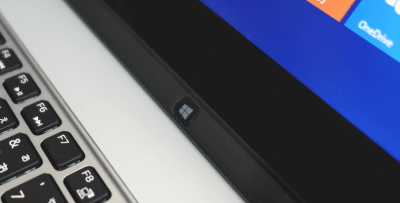 「DELL Inspiron 13 7000シリーズ 2 in 1」のモニター関連の特徴としては他には、液晶の下の部分に、Windowsボタンがあったり