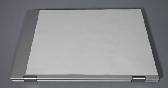 「DELL Inspiron 13 7000シリーズ 2 in 1」のACアダプターは、上の画像のようなもので、サイズの参考として、A4の紙の上に置いていますが、それほど大きなものではなく