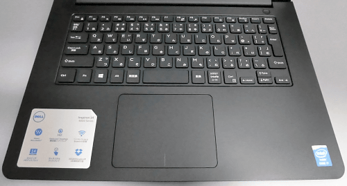 「DELL Inspiron 14 5000」のキーボードについては、このように、タッチパッドもあり、他のノートパソコンにはあまりない、防水仕様も導入されていて、普通に使いやすいものになっていると思います