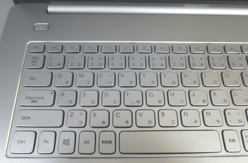 「DELL Inspiron 17 7000」のキーボードは、アイソレーション（浮き石型）のタイプで、最近は各社のノートパソコンなどで、このタイプが主流