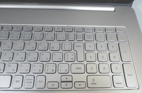 右側は上のようになっていて、矢印キーなど、デスクトップ用の一般的なキーボードと比べると若干小さ目のサイズのキーもあるので、少し慣れは必要