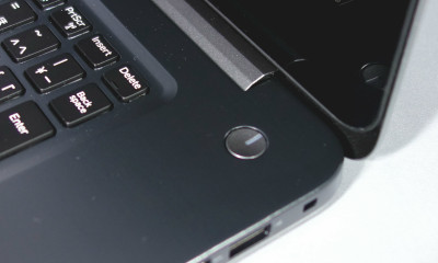 「DELL New Inspiron 15 7000」の電源ボタンは、キーボードの右上部分にあります