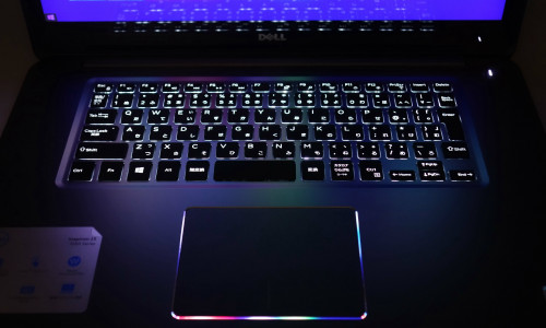 「DELL New Inspiron 15 7000」のキーボードは、バックライトも付いており、暗所でも使いやすくなっています
