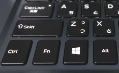 「DELL New Inspiron 15 7000」（7548）のキーボードは、アイソレーション（浮き石型）のタイプで、現在のパソコンの標準的なキーボードが採用されています