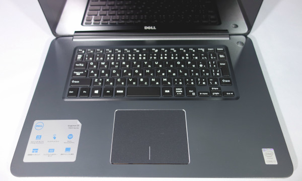 「DELL New Inspiron 15 7000」のキーボードの下には、タッチパッドもあり、マウス代わりに使用することが可能です