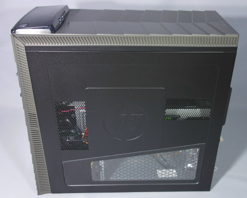 このパソコンの外観は、黒を基調に、シルバーが取り入れられたデザインで、アシンメトリー、つまり左右非対称になった前面パネルを備えた、他ではあまり見かけない、おしゃれなデザインです