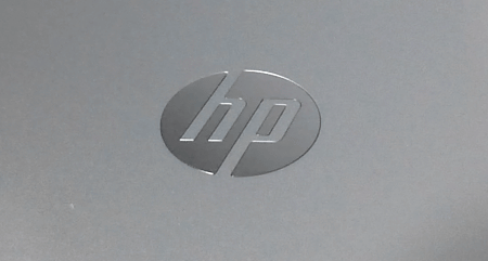 「HP ENVY 17-j100」の表面の素材はアルミニウムで、光沢ではないので、指紋がべったりついて目立つようなこともなく、見た目も美しいと思います