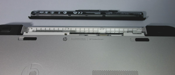 「HP ENVY 17-k200」の背面の上の黒い部分はバッテリーが内蔵されているスペースになっていて、このノートパソコンは、バッテリーを自分で簡単に取り外すことも可能
