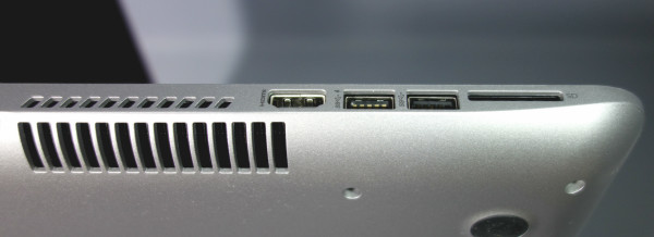 「HP ENVY 17-k200」の本体の向かって左側の側面は、上の画像のようなもの
