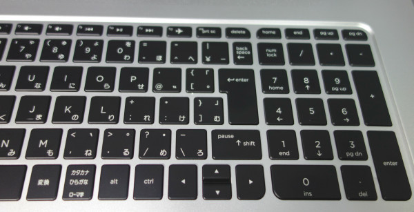 右側は上の画像のようになっていて、デスクトップ用のキーボードと比べると、矢印キーなど少し小さいものもあり、少し慣れは必要ですが、ノートパソコン用のキーボードとしては特殊なものにはなっておらず、普通に使いやすいと思います
