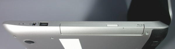 「HP ENVY 17-k200」の本体の向かって右側の側面は、上の画像のようなもの