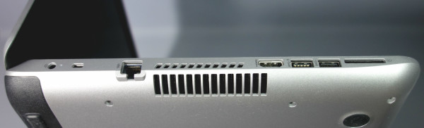 「HP ENVY 17-k200」は、通常は、ACアダプターに繋いだ状態で使うことが多いかもしれませんが、そのACアダプターも上の画像のように、A4のコピー用紙と比べてみると分かる