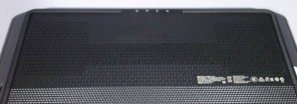 「HP OMEN 15-5000」の底面は、この上部の左右に、CPU、GPU用のファンが配置され、その間に３本のヒートパイプが配置されるという構造