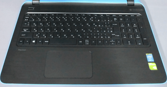 タイピングの時にキーが滑るようなこともなく、ノートパソコンとしては普通に打ちやすいキーボードだと思います