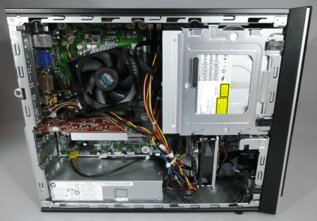 HPの400-520jpの内部は、上の画像の右下部分にファンが設置されているのが特徴的で、このファンによって筐体内の通気性がより一層高められています